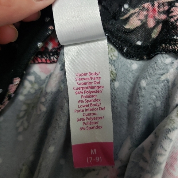 3/$15 Pretty flower top size medium - Picture 7 of 10